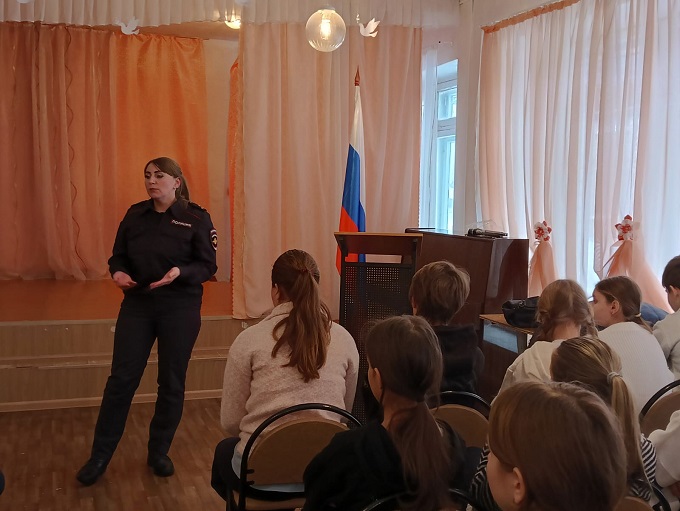 Встреча с инспектором дорожного надзора ГИБДД Лысовой Е.В..